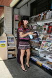 th_59427_celeb-city.org-The_Elder-Phoebe_Price_2009-04-01_-_in_front_of_a_newspaper_stand_to_Beverly_Hills_484_122_1131lo.jpg