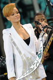 th_82178_celebrity-paradise.com-The_Elder-Rihanna_2009-11-24_-_ABC7s_Good_Morning_America_live_857_122_164lo.jpg