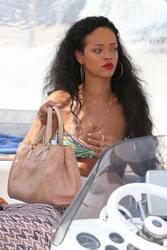 th_158763588_RihannashoppinginSt.Tropez23.7.2012_25_122_199lo.jpg