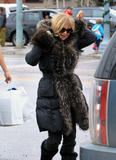 th_36448_GoldieHawn_BundlesupinafurlinedcoatassheheadsoutinAspenColoradoDec212010_By_oTTo11_122_23lo.jpg