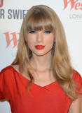 th_46032_Preppie_Taylor_Swift_turns_on_the_Westfield_Christmas_Lights_5_122_234lo.jpg
