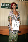 th_58671_RihannasignscopiesofRihannaRihannainNYC27.10.2010_177_122_433lo.jpg