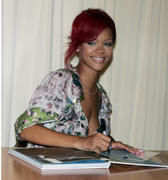 th_58688_RihannasignscopiesofRihannaRihannainNYC27.10.2010_182_122_509lo.jpg