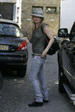 Kate Moss (Кейт Мосс) - Страница 8 Th_02622_Preppie_KateMossgoingtoapubinLondon8_122_532lo