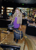 th_27527_KristenBell_shops_at_Henri_Bendel_41_122_74lo.jpg