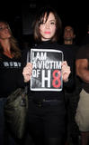 http://img120.imagevenue.com/loc966/th_10850_Rose_McGowan-Supporters_for_Prop._8_Rally_in_West_Hollywood-06_122_966lo.JPG