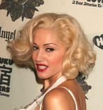 http://img120.imagevenue.com/loc276/th_953_Gwen_Stefani_and_Harajuku_L.jpg_3.jpg