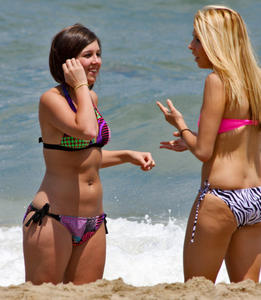 Italian Girls On The Beach x102-51pwtcjn46.jpg